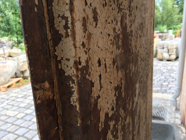 Historische Metalltüre mit Graffiti