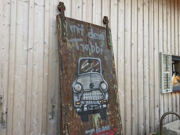 Historische Metalltüre mit Graffiti