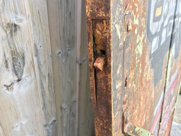 Historische Metalltüre mit Graffiti