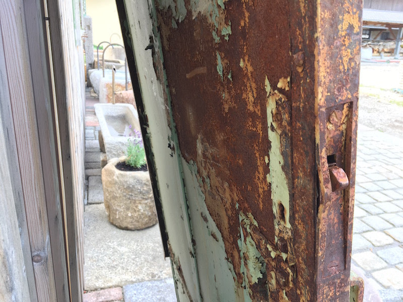 Historische Metalltüre mit Graffiti