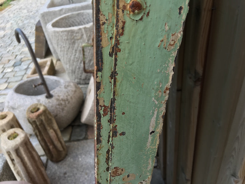 Historische Metalltüre mit Graffiti