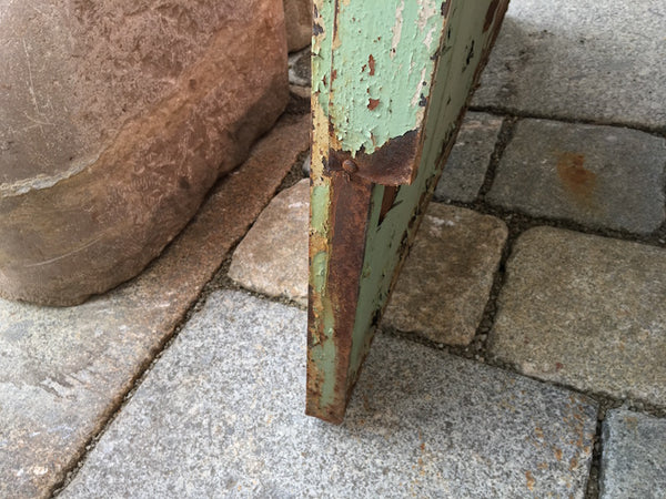 Historische Metalltüre mit Graffiti