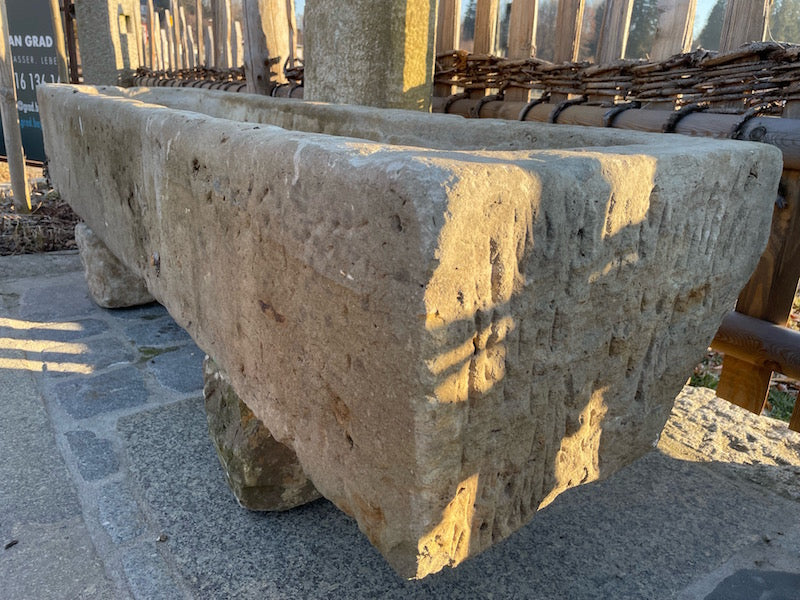 Wasserbrunnen Garten Detail Befestigung Hahn