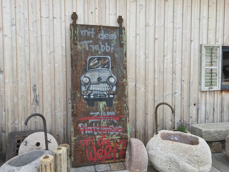 Historische Metalltüre mit Graffiti aus Berlin