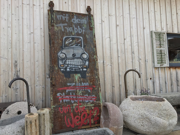 Historische Metalltüre mit Graffiti