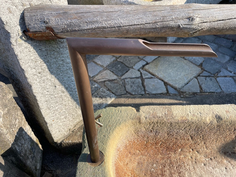 Messingwassereinlauf Steinbrunnen