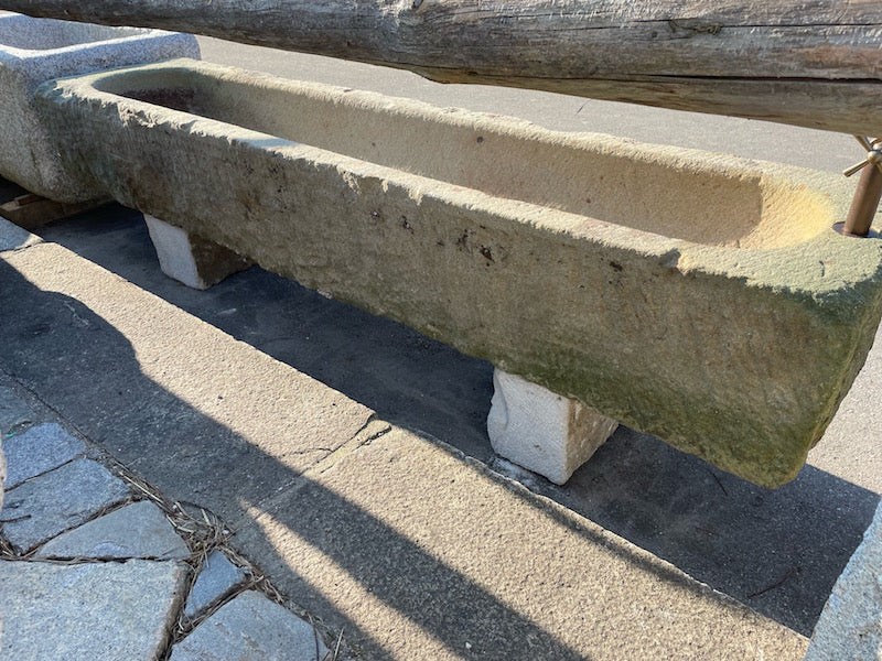 Alter Steinbrunnen Seitenansicht