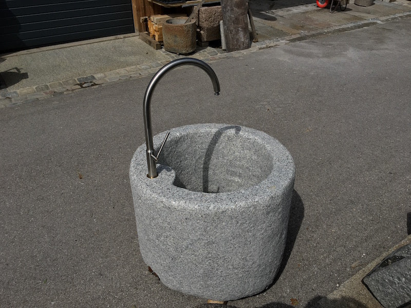 Granitbrunnen rund mit Edelstahleinlauf
