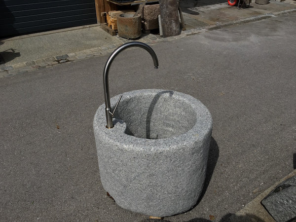 Granitbrunnen rund mit Edelstahleinlauf