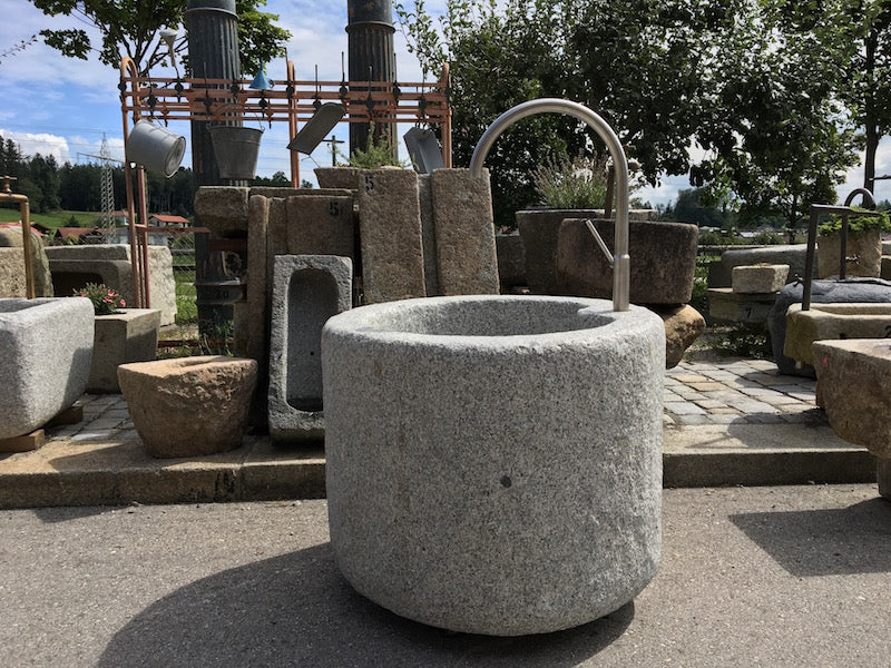 Granitbrunnen rund mit Edelstahleinlauf