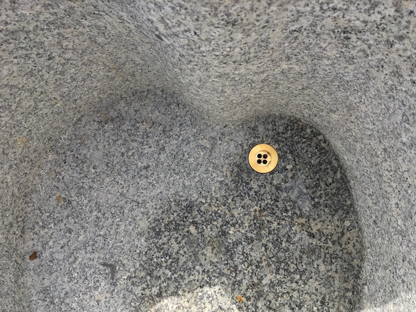 Granitbrunnen rund mit Edelstahleinlauf