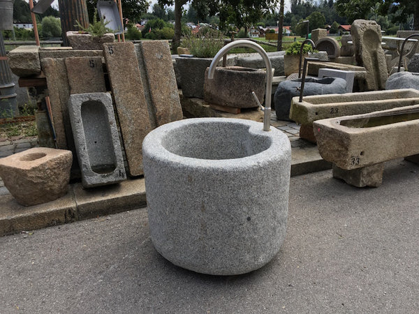 Granitbrunnen rund mit Edelstahleinlauf