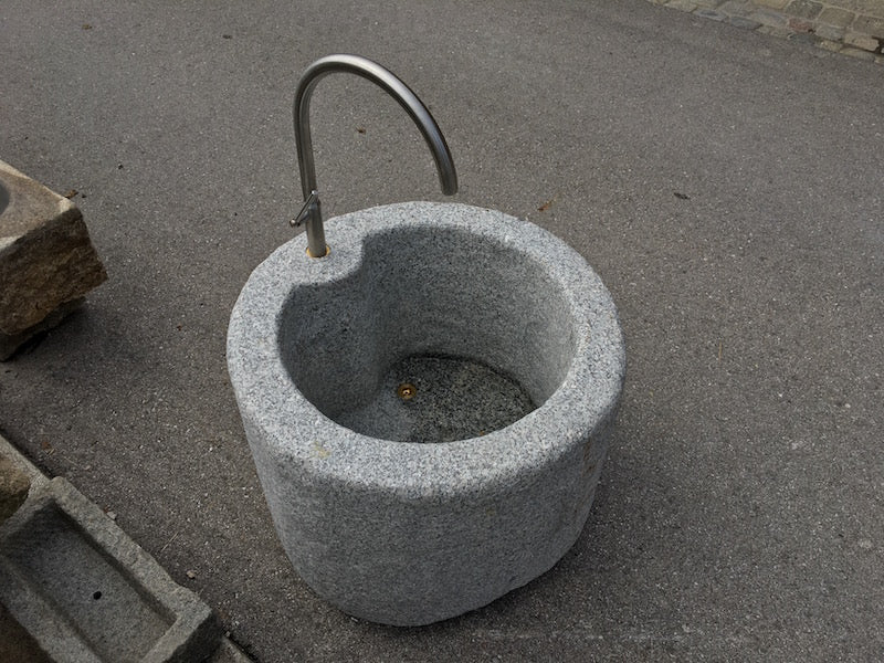 Granitbrunnen rund mit Edelstahleinlauf