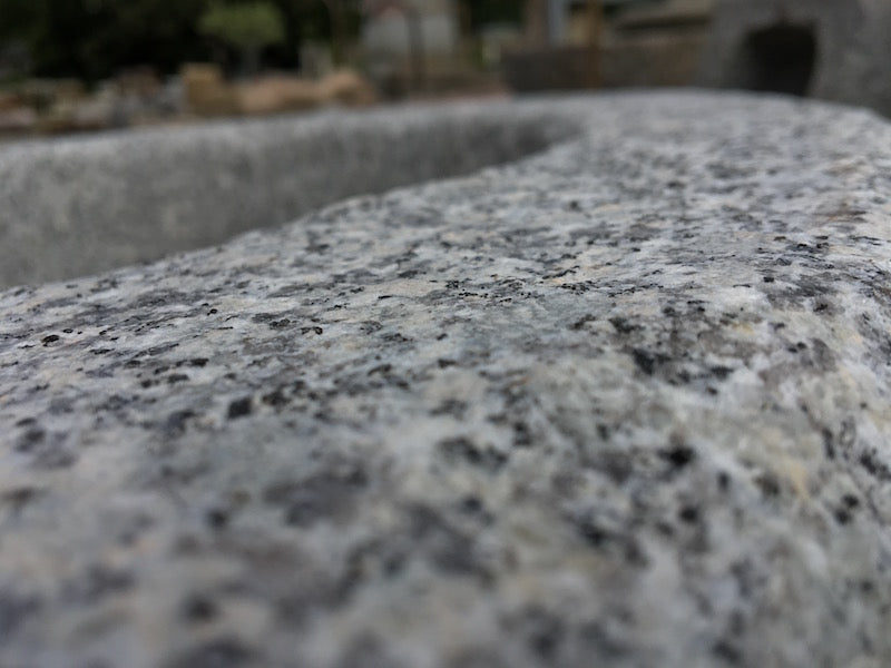 Granitbrunnen rund mit Edelstahleinlauf