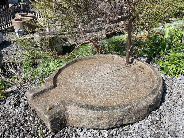 Mühlsteinbecken mit Auslauf