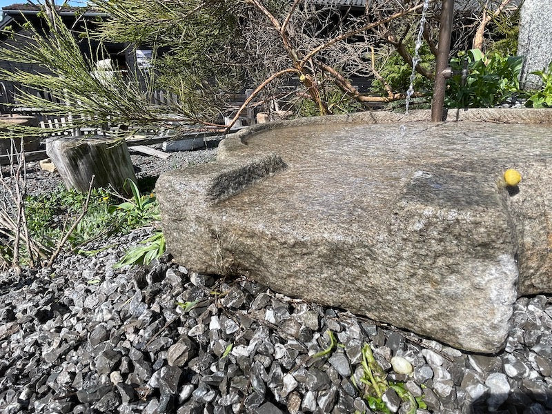 Mühlsteinbecken mit Auslauf