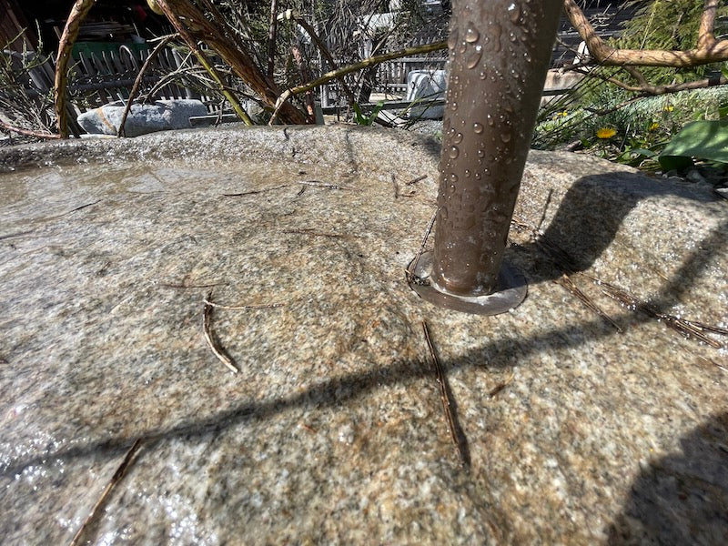 Mühlsteinbecken mit Auslauf