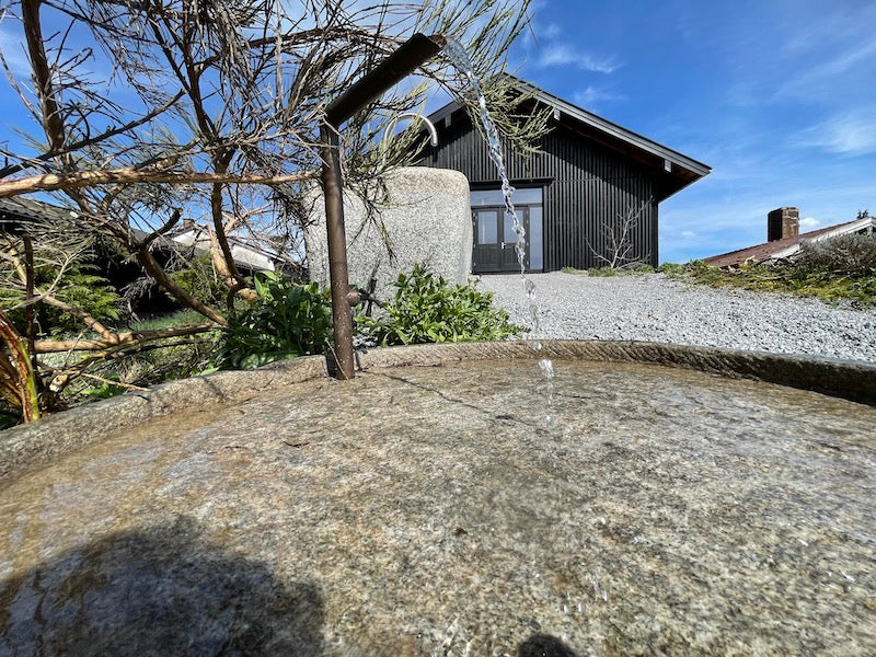 Mühlsteinbecken mit Auslauf