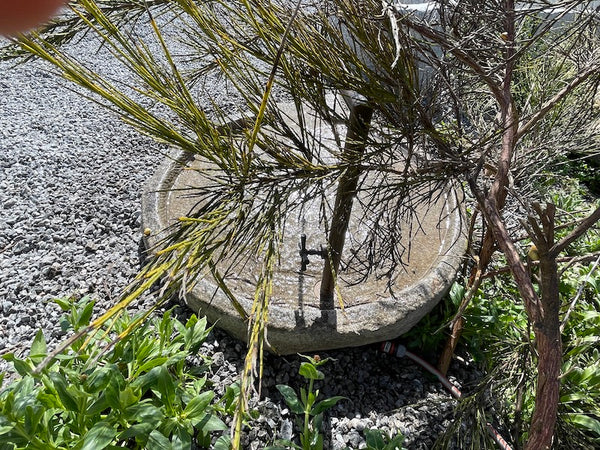 Mühlsteinbecken mit Hahn