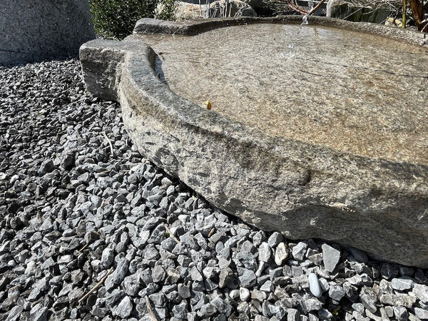 Mühlsteinbecken mit Auslauf