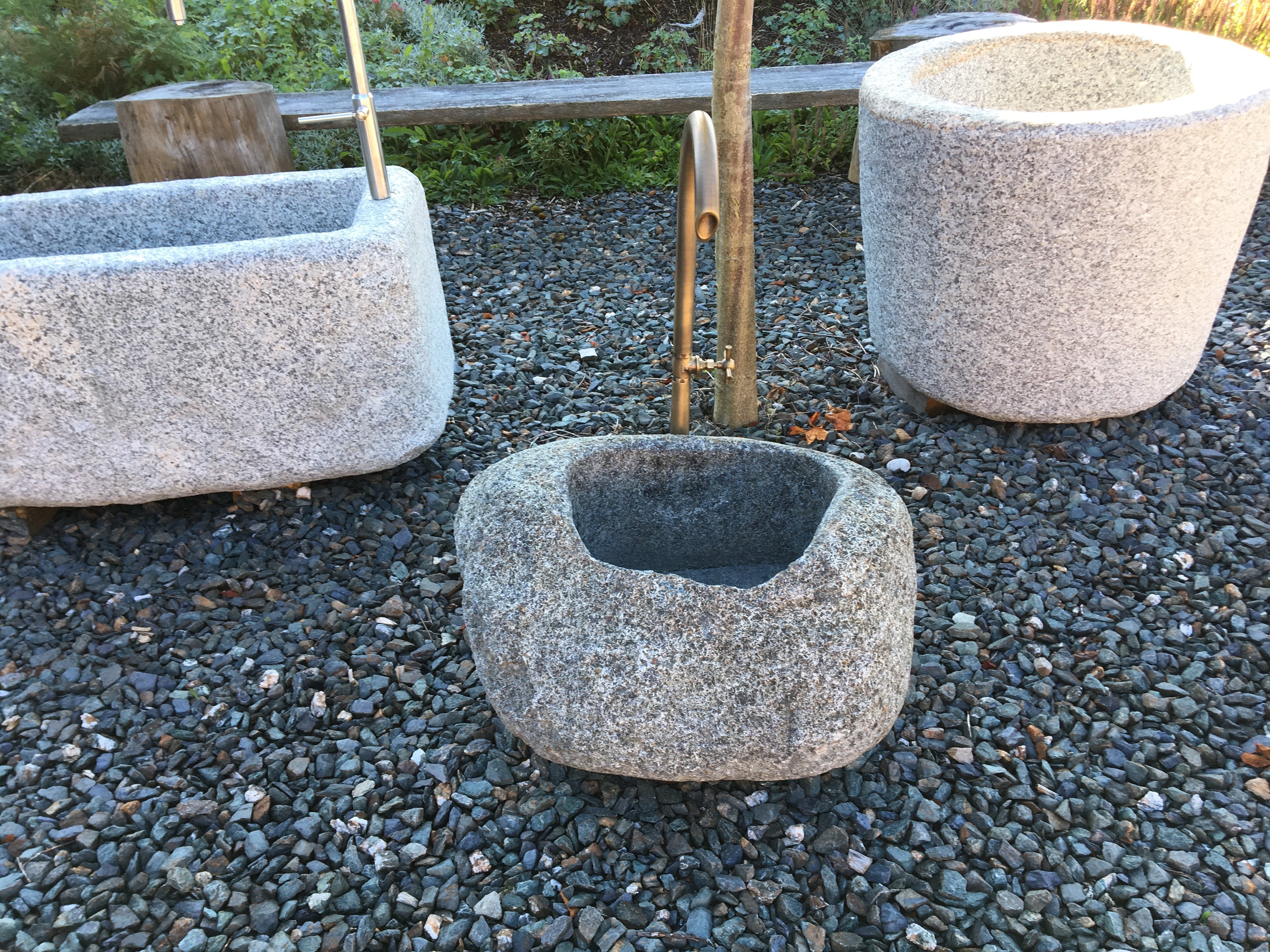 Brunnen aus Diabas mit Naturoberfläche