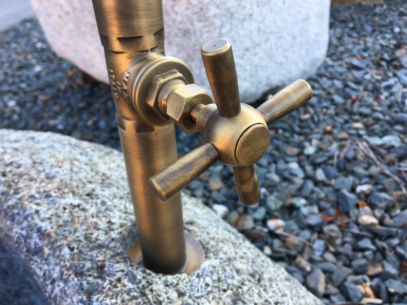 Brunnen aus Diabas mit Handrad