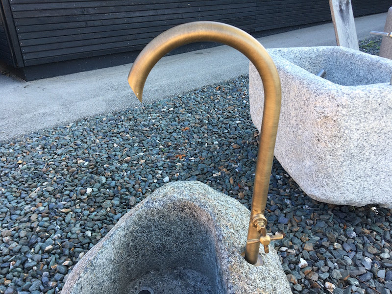 Brunnen aus Diabas mit 3/4 Zoll Hahn