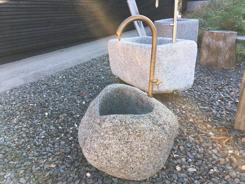 Brunnen aus Diabas Seitenansicht