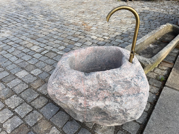 Findlingsbrunnnen rosa mit schwarzen Einschlüssen