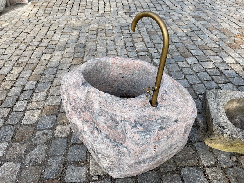 Findlingsbrunnen mit runden Wassereinlauf