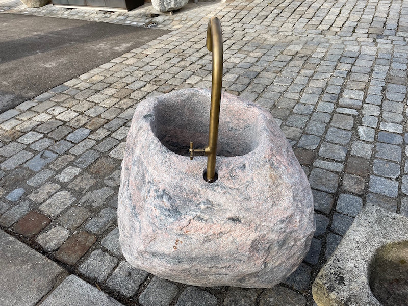 Findlingsbrunnnen rosa mit schwarzen Einschlüssen