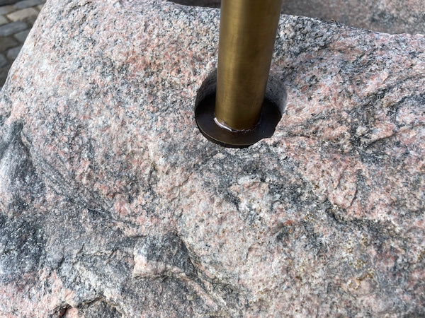 Findlingsbrunnnen rosa mit schwarzen Einschlüssen