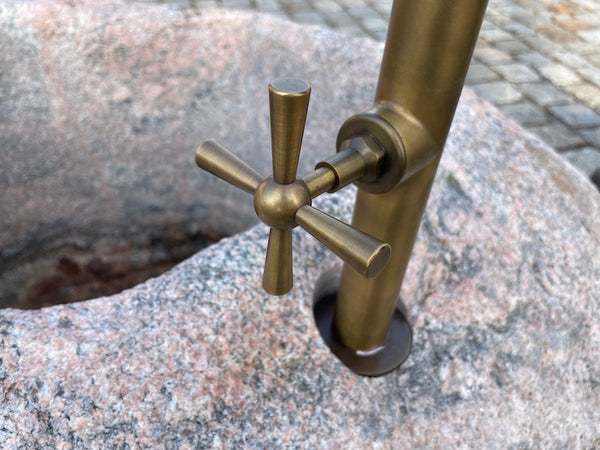 Findlingsbrunnen mit Handrad