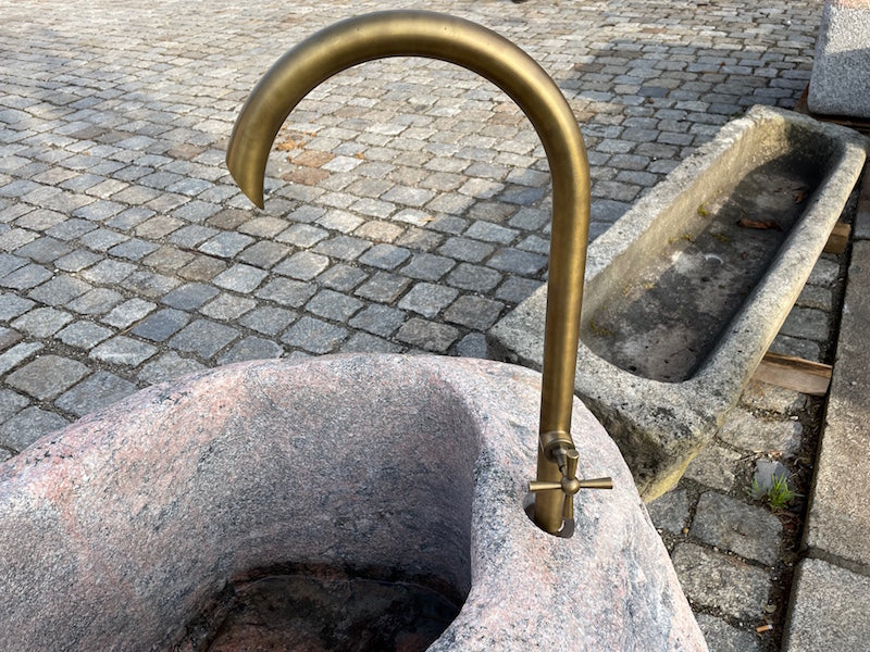 Findlingsbrunnnen rosa mit schwarzen Einschlüssen