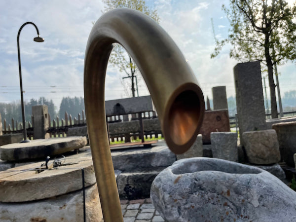 Findlingsbrunnnen rosa mit schwarzen Einschlüssen