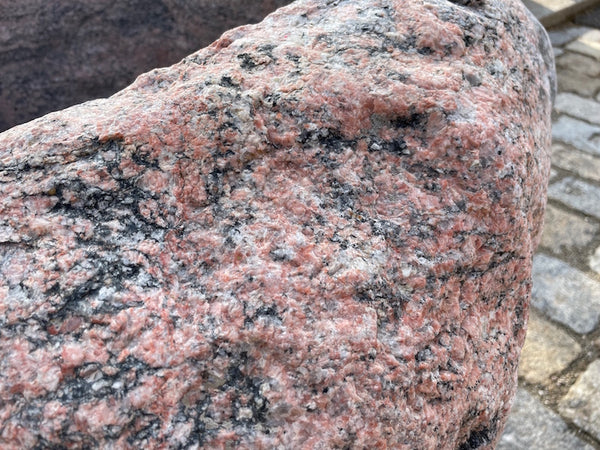 Findlingsbrunnen rosa Oberfläche