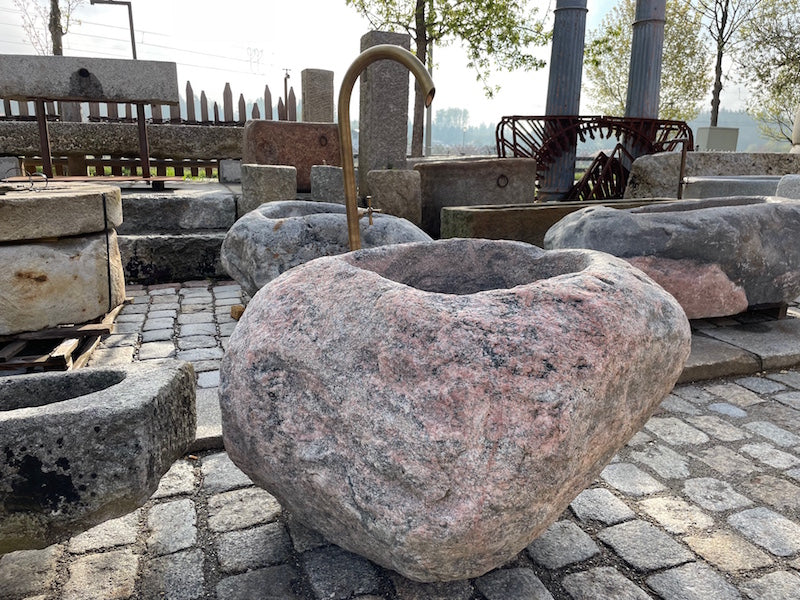 Findlingsbrunnnen rosa mit schwarzen Einschlüssen