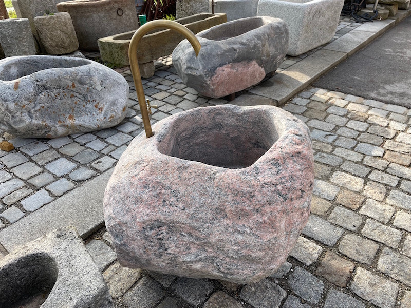 Findlingsbrunnnen rosa mit schwarzen Einschlüssen