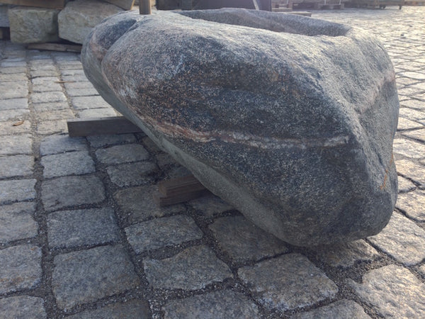 Naturstein Findling aus Diabas Seitenansicht