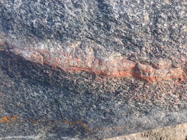 Natursteinfindling graue Oberfläche