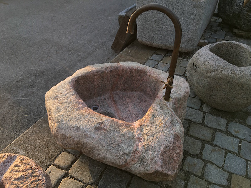 Findlingsbrunnen in rosa mit Messingeinlauf 