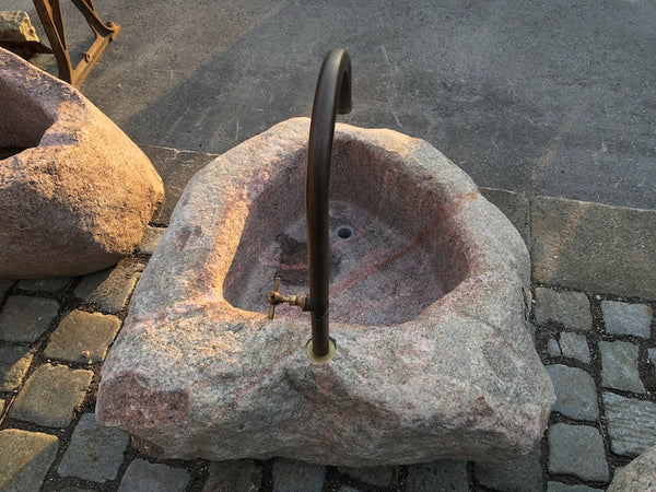 Findlingsbrunnen rosa seitlich