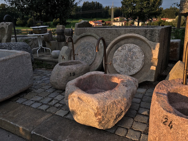 Findlingsbrunnen in rosa mit schwarzen Schlieren