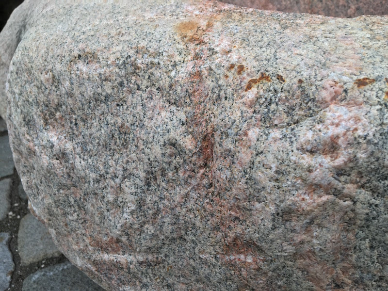 Findlingsbrunnen in rosa mit schwarzen Schlieren