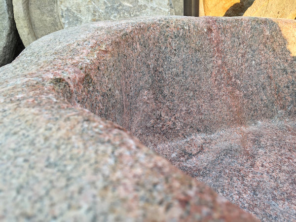 Findlingsbrunnen grau-rosa