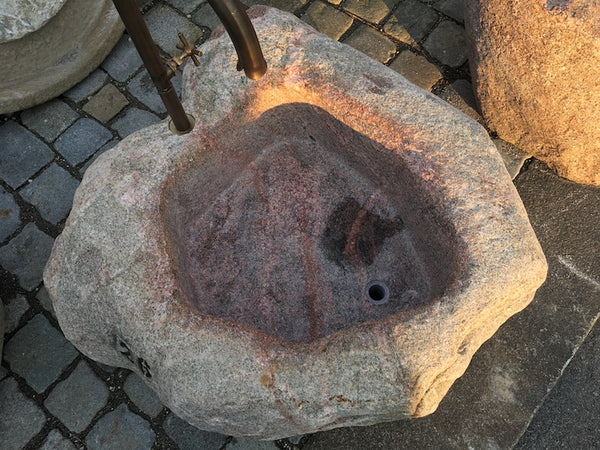 Findlingsbrunnen mit rosa Einschlüssen