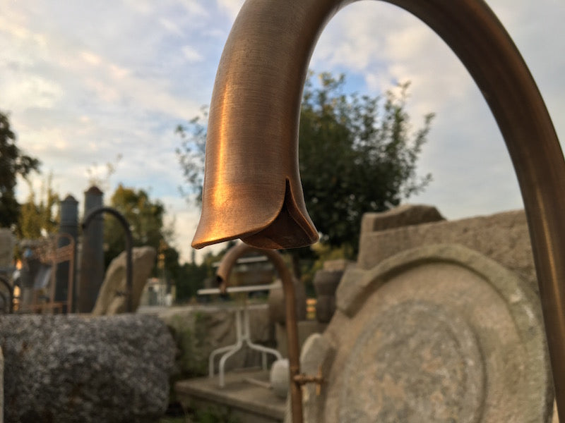 Findlingsbrunnen in rosa mit schwarzen Schlieren