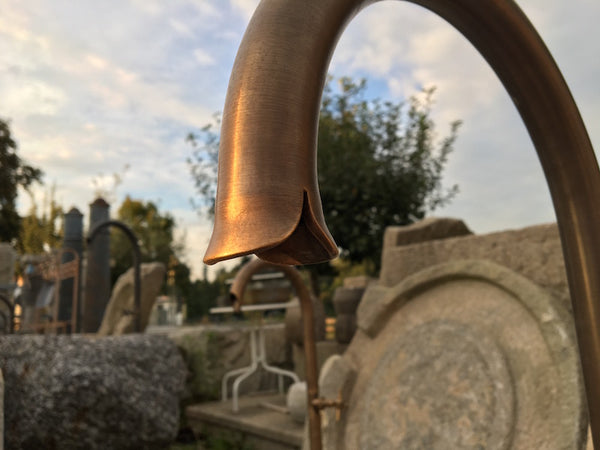 Findlingsbrunnen in rosa mit schwarzen Schlieren