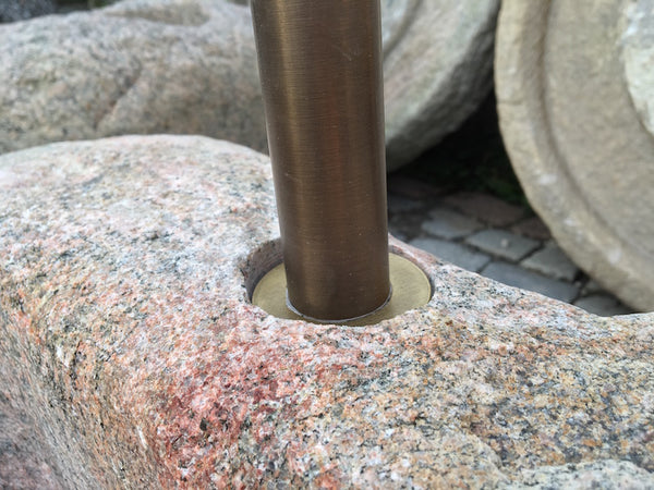 Findlingsbrunnen in rosa mit schwarzen Schlieren