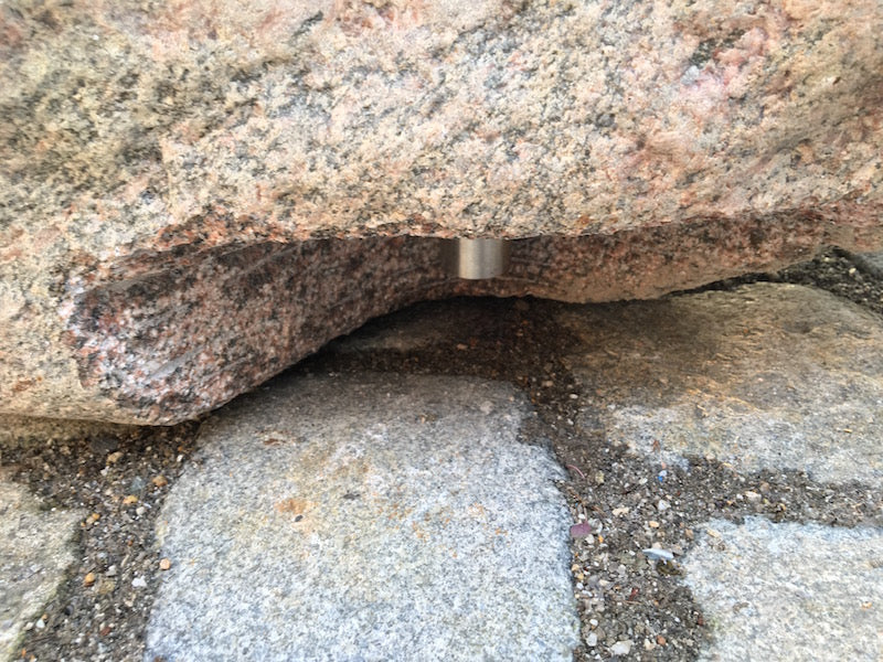 Findlingsbrunnen in rosa mit schwarzen Schlieren